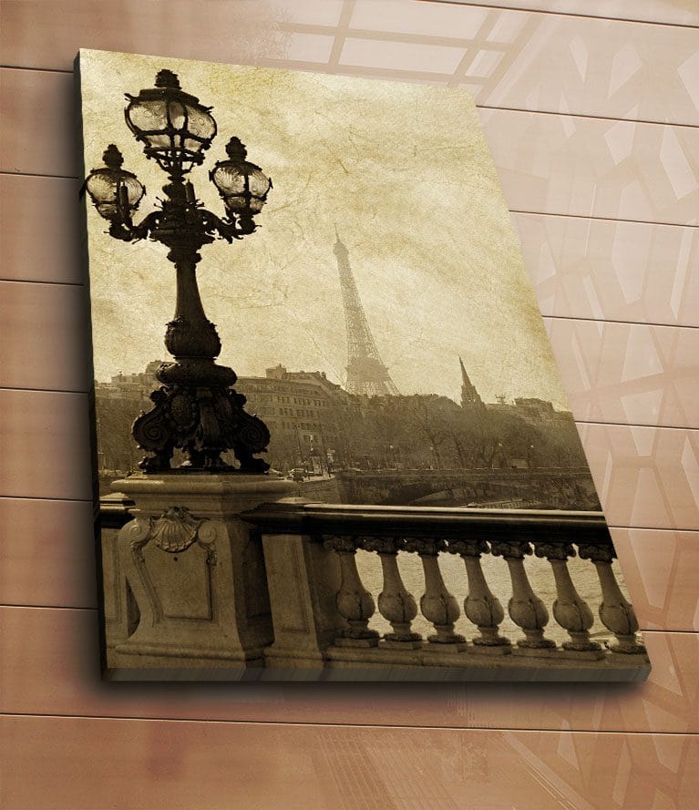 Lærred 70x100 cm - Romantisk udsigt over Eiffeltårnet i Paris med en elegant gadelampe i forgrunden - Mørkebrun / Beige - Boligtilbehør - Billeder & kunst - Billeder på lærred