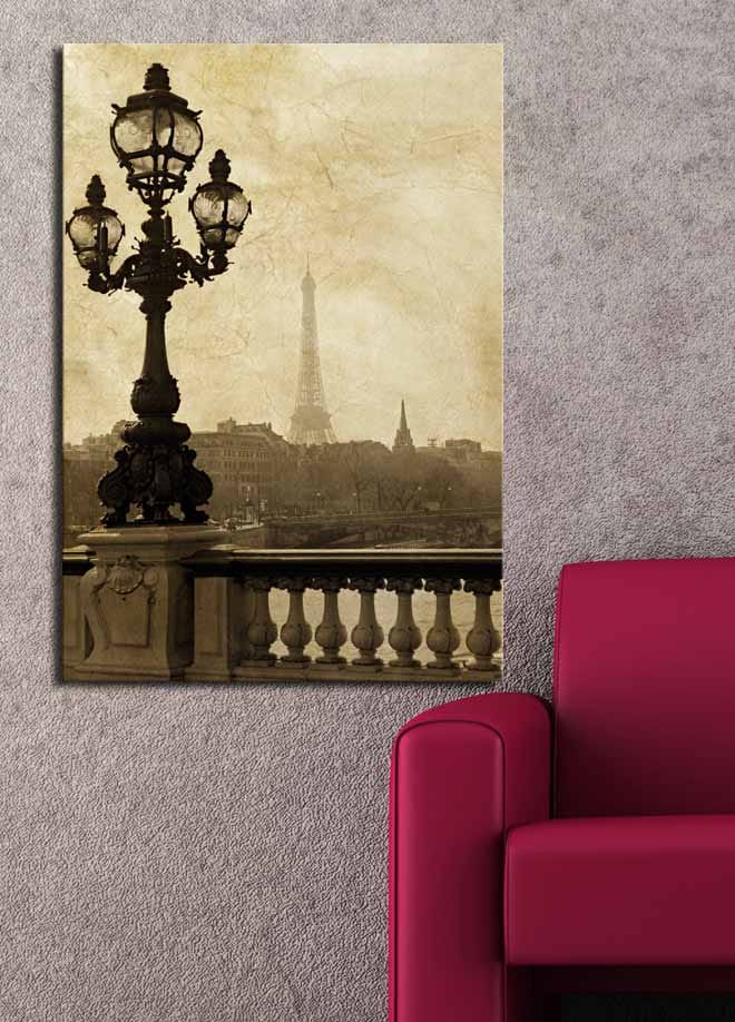 Lærred 70x100 cm - Romantisk udsigt over Eiffeltårnet i Paris med en elegant gadelampe i forgrunden - Mørkebrun / Beige - Boligtilbehør - Billeder & kunst - Billeder på lærred