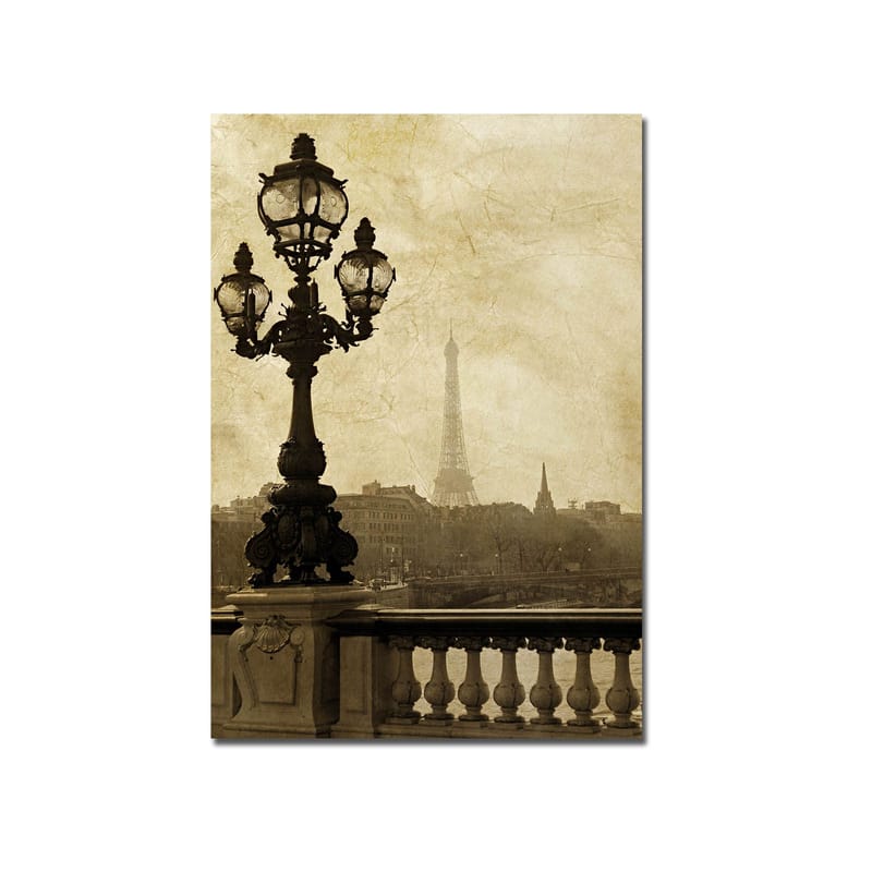 Lærred 70x100 cm - Romantisk udsigt over Eiffeltårnet i Paris med en elegant gadelampe i forgrunden - Mørkebrun / Beige - Boligtilbehør - Billeder & kunst - Billeder på lærred