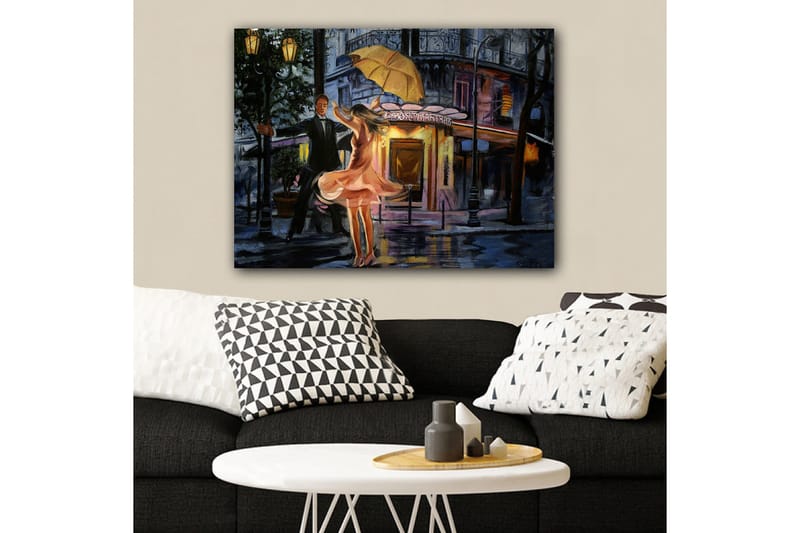 Lærred 70x100 cm - Romantisk par danser under en paraply i regnen, Lyserød / Sort / Gul