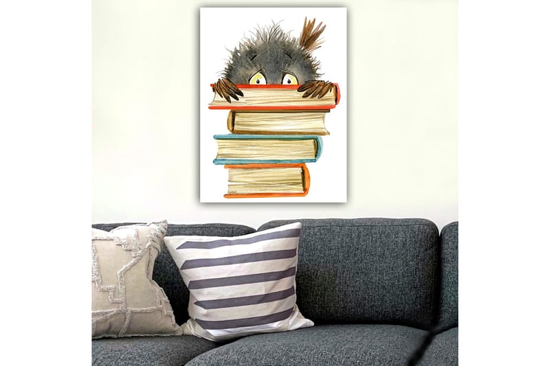 Lærred 70x100 cm - Sød, nysgerrig figur kigger frem bag en stak bøger - Sort / Beige / Orange - Boligtilbehør - Billeder & kunst - Billeder på lærred