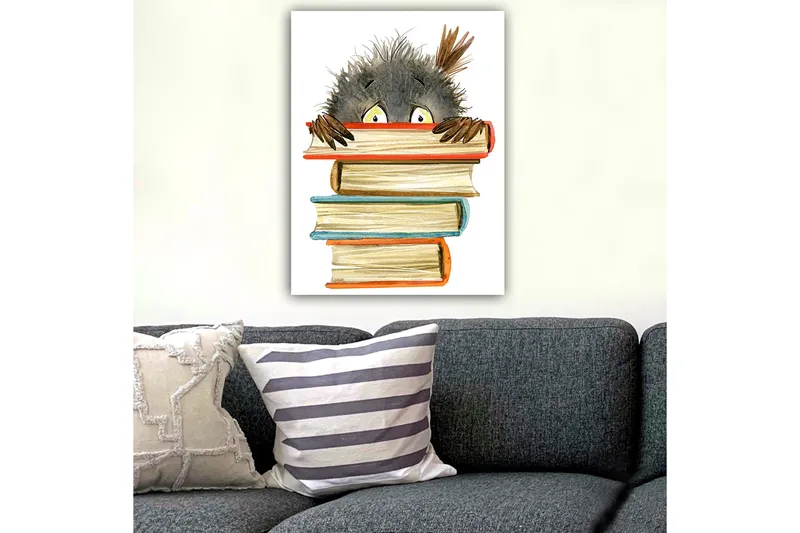 Lærred 70x100 cm - Sød, nysgerrig figur kigger frem bag en stak bøger - Sort / Beige / Orange - Boligtilbehør - Billeder & kunst - Billeder på lærred