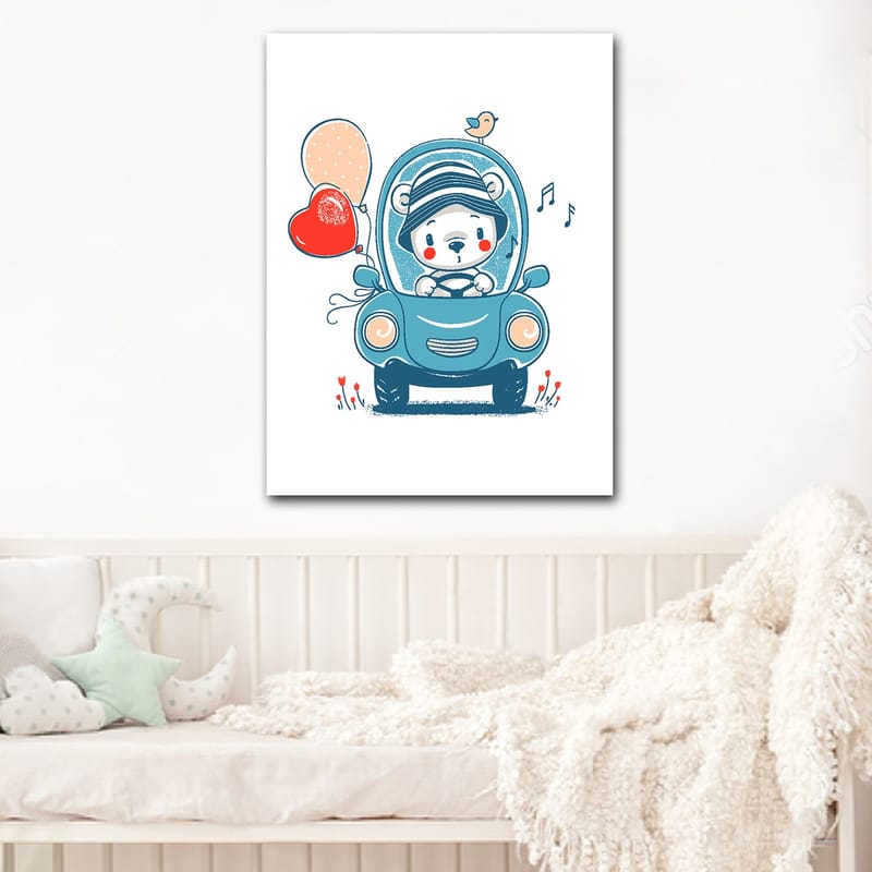 Lærred 70x100 cm - Sød bjørn i en bil, der holder balloner og ser glad ud - Blå / Rød / Beige - Boligtilbehør - Billeder & kunst - Billeder på lærred