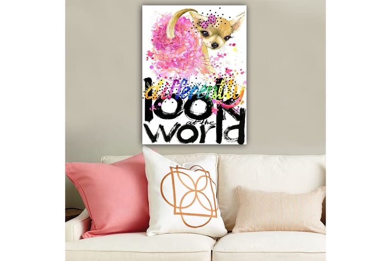 Lærred 70x100 cm - Sød chihuahua med en lyserød blomst og farverige detaljer - Lyserød / Sort / Beige - Boligtilbehør - Billeder & kunst - Billeder på lærred
