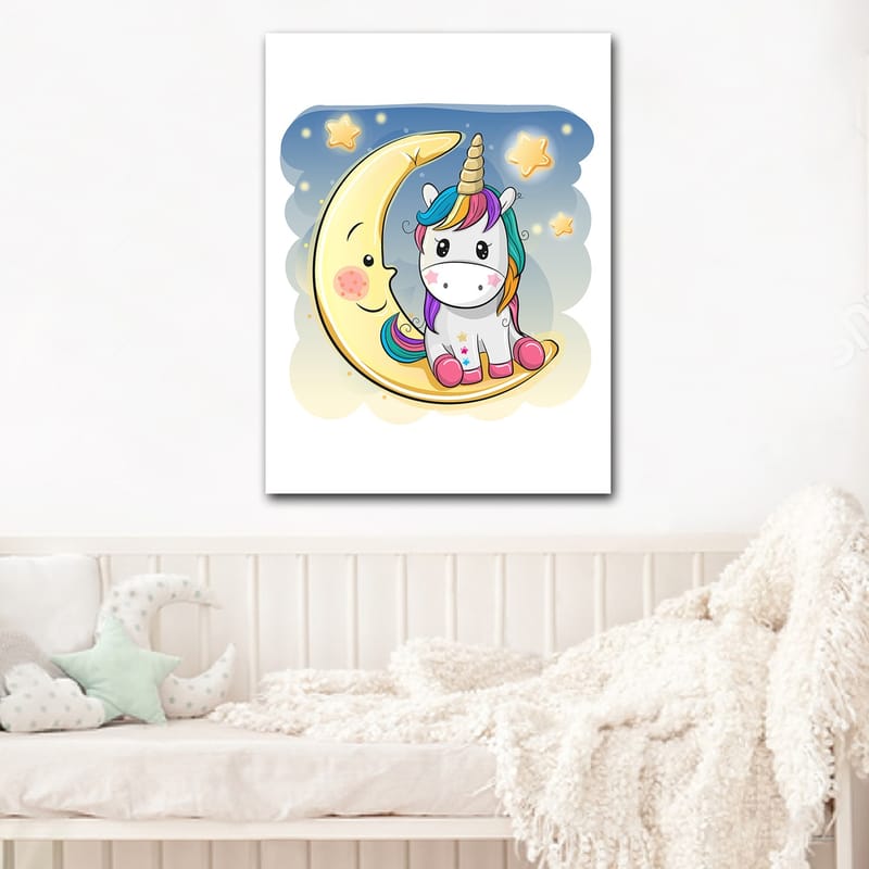 Lærred 70x100 cm - Sød enhjørning siddende på en måne med stjerner i baggrunden - Gul / Lyserød / Blå - Boligtilbehør - Billeder & kunst - Billeder på lærred