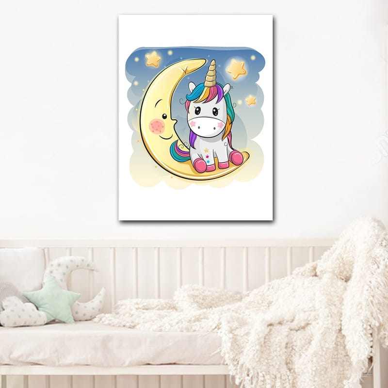 Lærred 70x100 cm - Sød enhjørning siddende på en måne med stjerner i baggrunden - Gul / Lyserød / Blå - Boligtilbehør - Billeder & kunst - Billeder på lærred