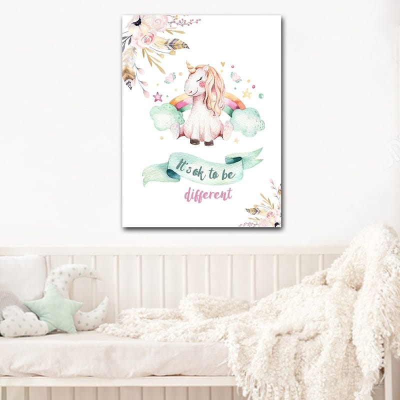 Lærred 70x100 cm - Sød enhjørning sidder på skyer med en regnbue i baggrunden - Lyserød / Mintgrøn / Lysegul - Boligtilbehør - Billeder & kunst - Billeder på lærred