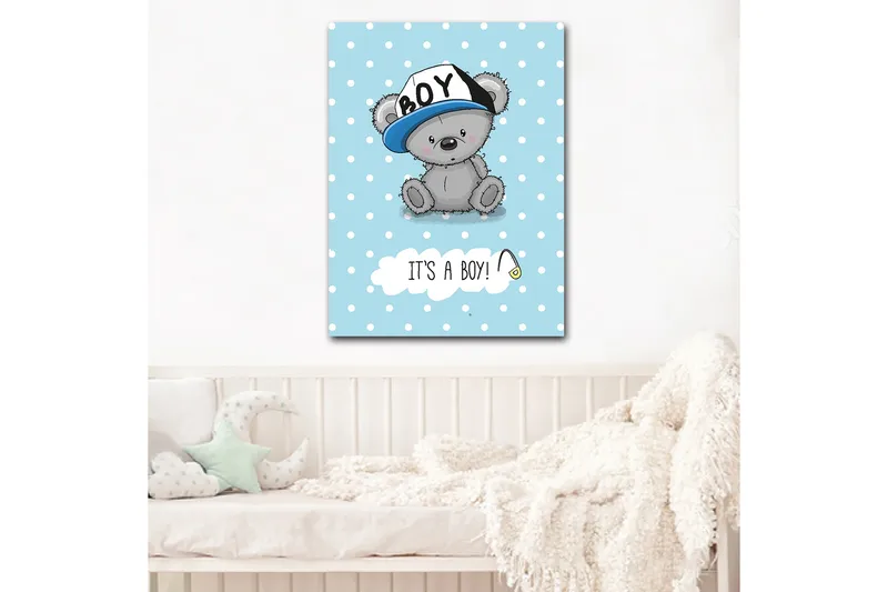Lærred 70x100 cm - Sød grå bjørn med blå kasket siddende på en lyseblå baggrund med hvide prikker, Blå / Grå