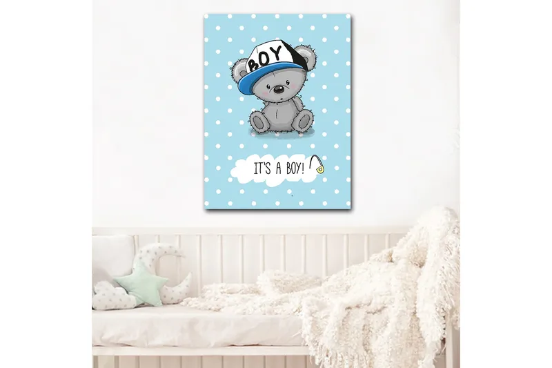 Lærred 70x100 cm - Sød grå bjørn med blå kasket siddende på en lyseblå baggrund med hvide prikker, Blå / Grå