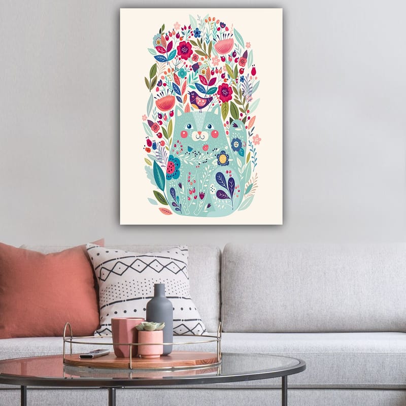 Lærred 70x100 cm - Sød kat omgivet af farverige blomster og planter - Mintgrøn / Mørkeblå / Lyserød - Boligtilbehør - Billeder & kunst - Billeder på lærred