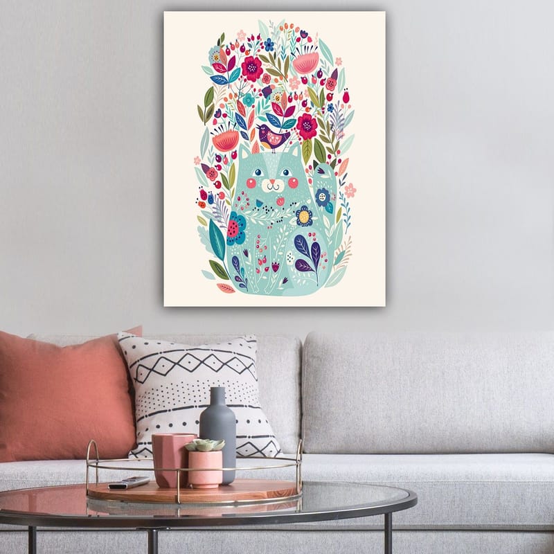 Lærred 70x100 cm - Sød kat omgivet af farverige blomster og planter - Mintgrøn / Mørkeblå / Lyserød - Boligtilbehør - Billeder & kunst - Billeder på lærred