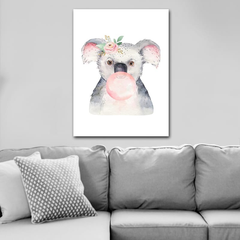 Lærred 70x100 cm - Sød koala der blæser tyggegummi med en blomst i øret - Grå / Lyserød / Grøn - Boligtilbehør - Billeder & kunst - Billeder på lærred