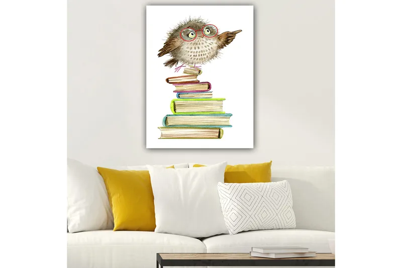 Lærred 70x100 cm - Sød ugle med briller pegende, siddende på en bunke farverige bøger - Brun / Grøn / Blå - Boligtilbehør - Billeder & kunst - Billeder på lærred