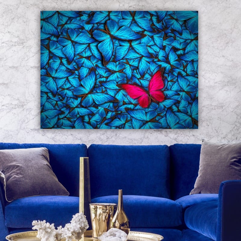 Lærred 70x100 cm - Samling af blå sommerfugle med en fremtrædende lyserød sommerfugl i midten - Blå / Lyserød - Boligtilbehør - Billeder & kunst - Billeder på lærred