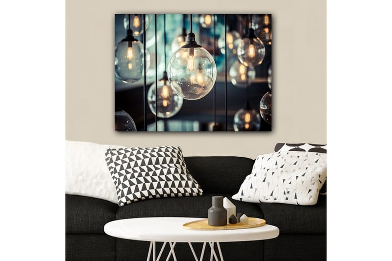 Lærred 70x100 cm - Samling af hængende lyspærer i forskellige størrelser, der skaber en atmosfære af varme og lys - Klar / Sort / Guld - Boligtilbehør - Billeder & kunst - Billeder på lærred