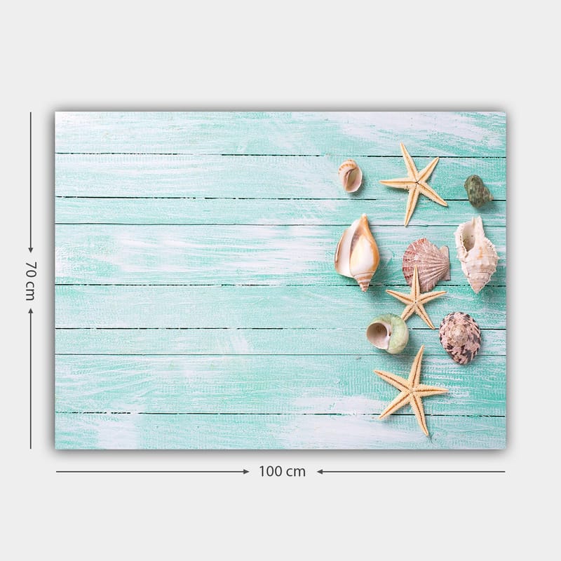 Lærred 70x100 cm - Samling af skaller og søstjerner på en lyseblå træoverflade - Lyseblå / Beige / Grøn - Boligtilbehør - Billeder & kunst - Billeder på lærred