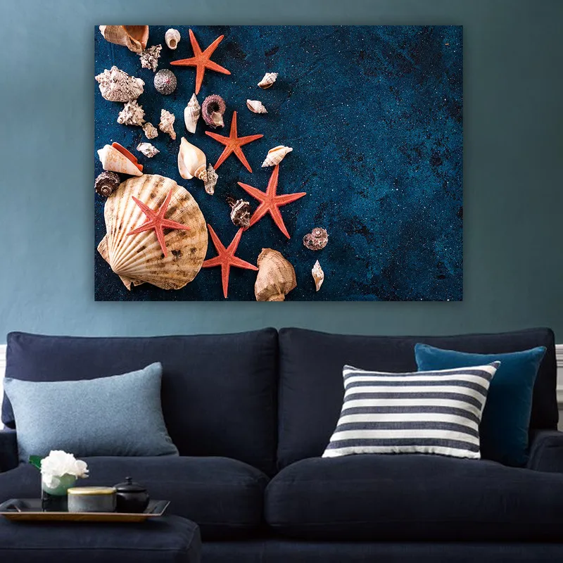 Lærred 70x100 cm - Samling af skaller og søstjerner på en dybblå overflade - Mørk blå / Rød / Beige - Boligtilbehør - Billeder & kunst - Billeder på lærred