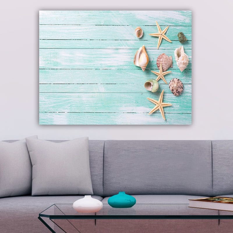 Lærred 70x100 cm - Samling af skaller og søstjerner på en lyseblå træoverflade - Lyseblå / Beige / Grøn - Boligtilbehør - Billeder & kunst - Billeder på lærred