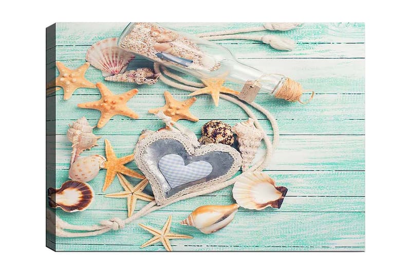 Lærred 70x100 cm - Samling af skaller og stjerner på en træoverflade med en flaske og en hjerteformet genstand i fokus, Lyseblå / Beige / Orange
