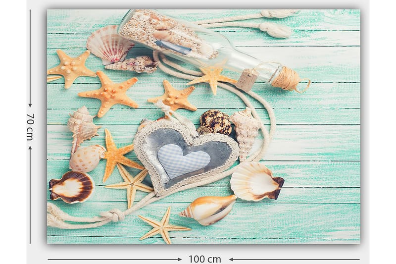 Lærred 70x100 cm - Samling af skaller og stjerner på en træoverflade med en flaske og en hjerteformet genstand i fokus - Lyseblå / Beige / Orange - Boligtilbehør - Billeder & kunst - Billeder på lærred