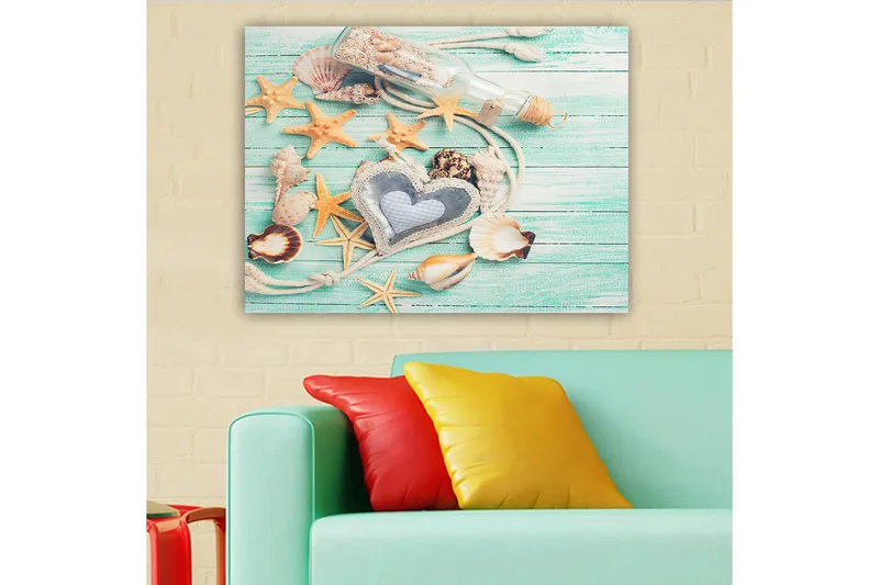 Lærred 70x100 cm - Samling af skaller og stjerner på en træoverflade med en flaske og en hjerteformet genstand i fokus - Lyseblå / Beige / Orange - Boligtilbehør - Billeder & kunst - Billeder på lærred