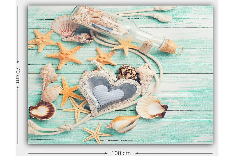 Lærred 70x100 cm - Samling af skaller og stjerner på en træoverflade med en flaske og en hjerteformet genstand i fokus - Lyseblå / Beige / Orange - Boligtilbehør - Billeder & kunst - Billeder på lærred