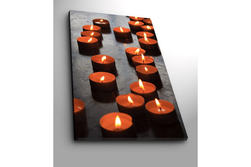 Lærred 70x100 cm - Samling af tændte fyrfadslys, der skaber en varm og indbydende atmosfære - Orange / Sort - Boligtilbehør - Billeder & kunst - Billeder på lærred