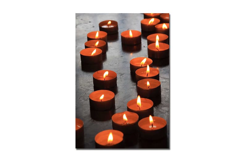 Lærred 70x100 cm - Samling af tændte fyrfadslys, der skaber en varm og indbydende atmosfære, Orange / Sort
