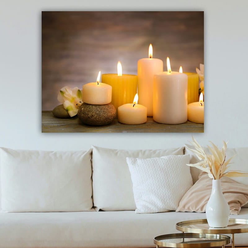 Lærred 70x100 cm - Samling af tændte lys i forskellige former og størrelser, omgivet af sten og en blomst - Gul / Hvid / Beige - Boligtilbehør - Billeder & kunst - Billeder på lærred