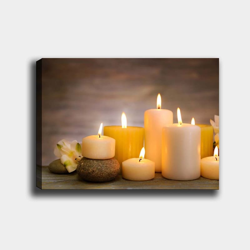 Lærred 70x100 cm - Samling af tændte lys i forskellige former og størrelser, omgivet af sten og en blomst, Gul / Hvid / Beige