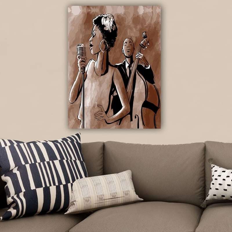 Lærred 70x100 cm - Sanger foran en mikrofon med en bassist i baggrunden - Mørkebrun / Beige / Sort - Boligtilbehør - Billeder & kunst - Billeder på lærred