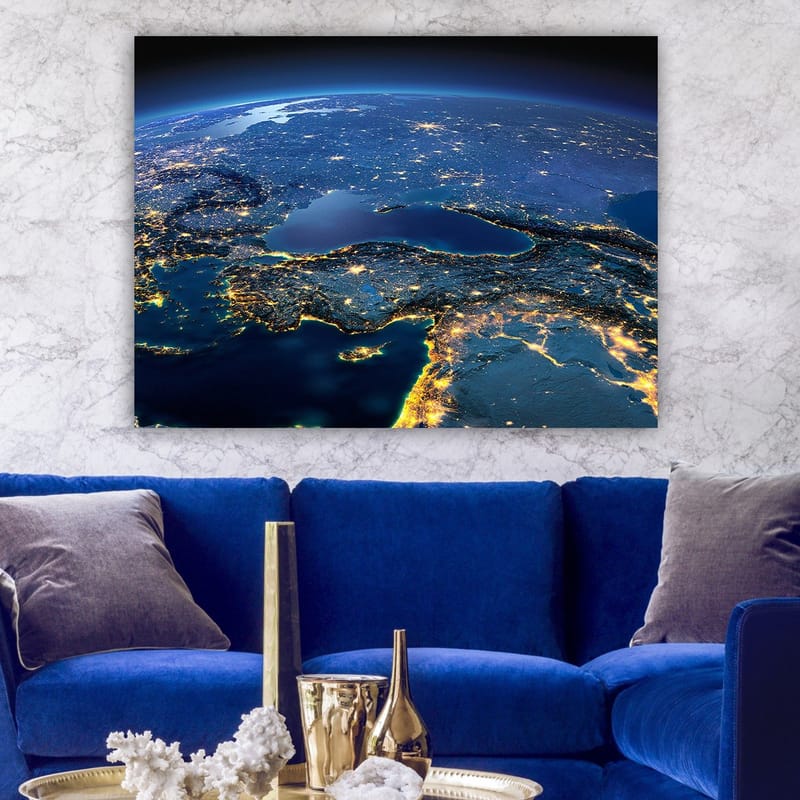 Lærred 70x100 cm - Satellitbillede, der viser Europa og dele af Asien med natlys og havoverflader - Mørkeblå / Lysegul / Grå - Boligtilbehør - Billeder & kunst - Billeder på lærred