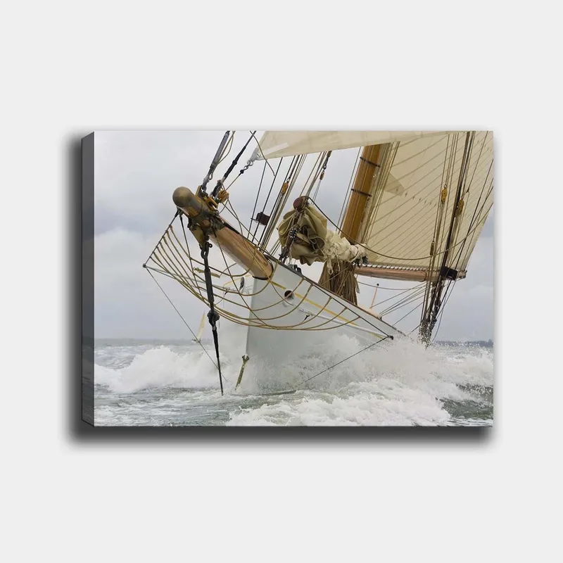 Lærred 70x100 cm - Sejlbåd, der kraftfuldt navigerer gennem bølgerne, Hvid / Beige / Brun