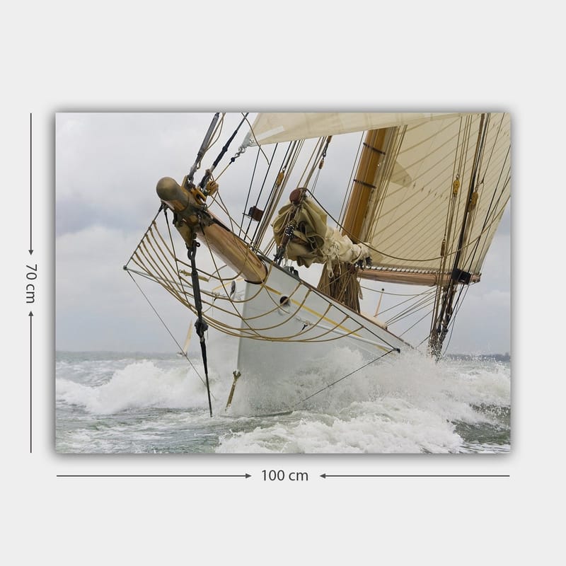 Lærred 70x100 cm - Sejlbåd, der kraftfuldt navigerer gennem bølgerne - Hvid / Beige / Brun - Boligtilbehør - Billeder & kunst - Billeder på lærred