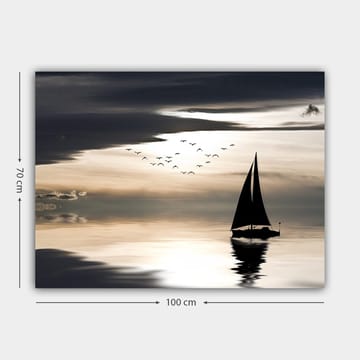Lærred 70x100 cm - Sejlbåd glider hen over en spejlblank overflade under en dramatisk himmel med fugle, der flyver forbi - Sort / Grå / Hvid - Boligtilbehør - Billeder & kunst - Billeder på lærred