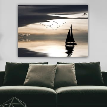 Lærred 70x100 cm - Sejlbåd glider hen over en spejlblank overflade under en dramatisk himmel med fugle, der flyver forbi - Sort / Grå / Hvid - Boligtilbehør - Billeder & kunst - Billeder på lærred