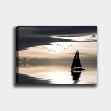 Lærred 70x100 cm - Sejlbåd glider hen over en spejlblank overflade under en dramatisk himmel med fugle, der flyver forbi - Sort / Grå / Hvid - Boligtilbehør - Billeder & kunst - Billeder på lærred