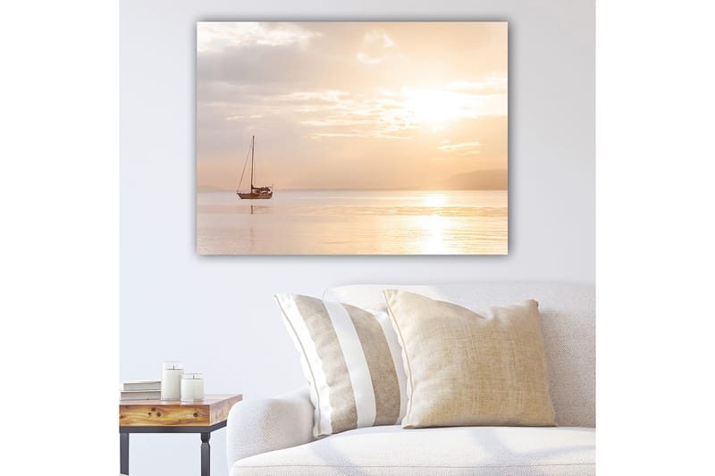 Lærred 70x100 cm - Sejlbåd glider hen over en spejlblank sø i et blødt, gyldent lys, Guld / Lysebrun / Beige