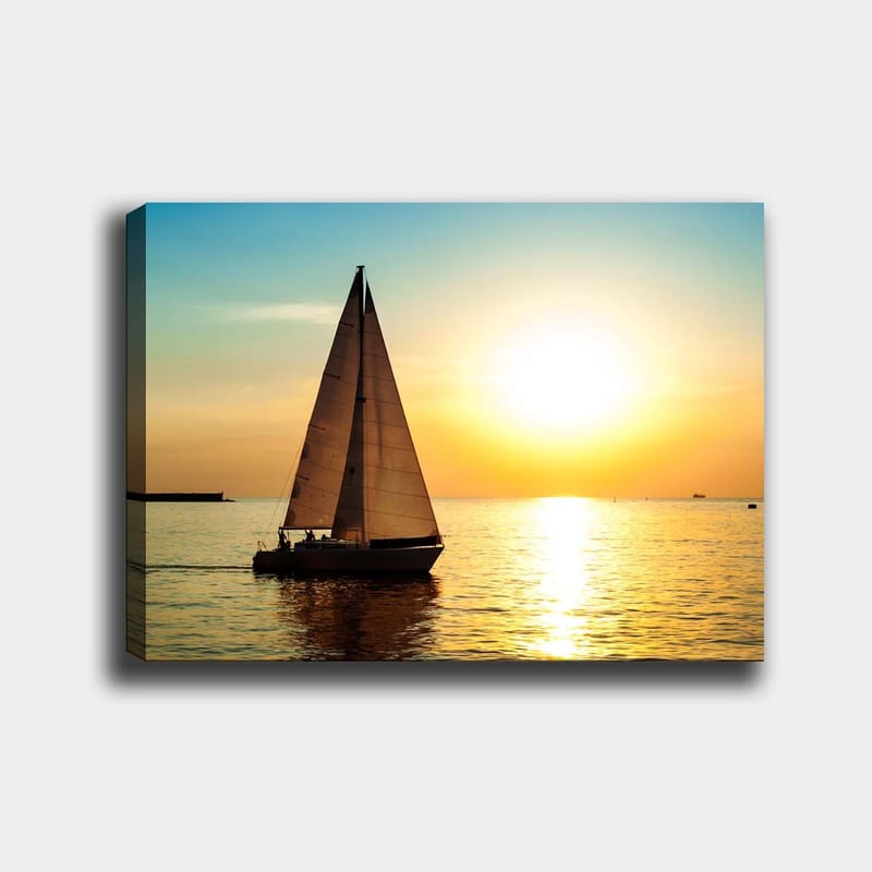 Lærred 70x100 cm - Sejlbåd glider hen over en spejlblank sø i solnedgangens gyldne lys, Guld / Blå / Hvid
