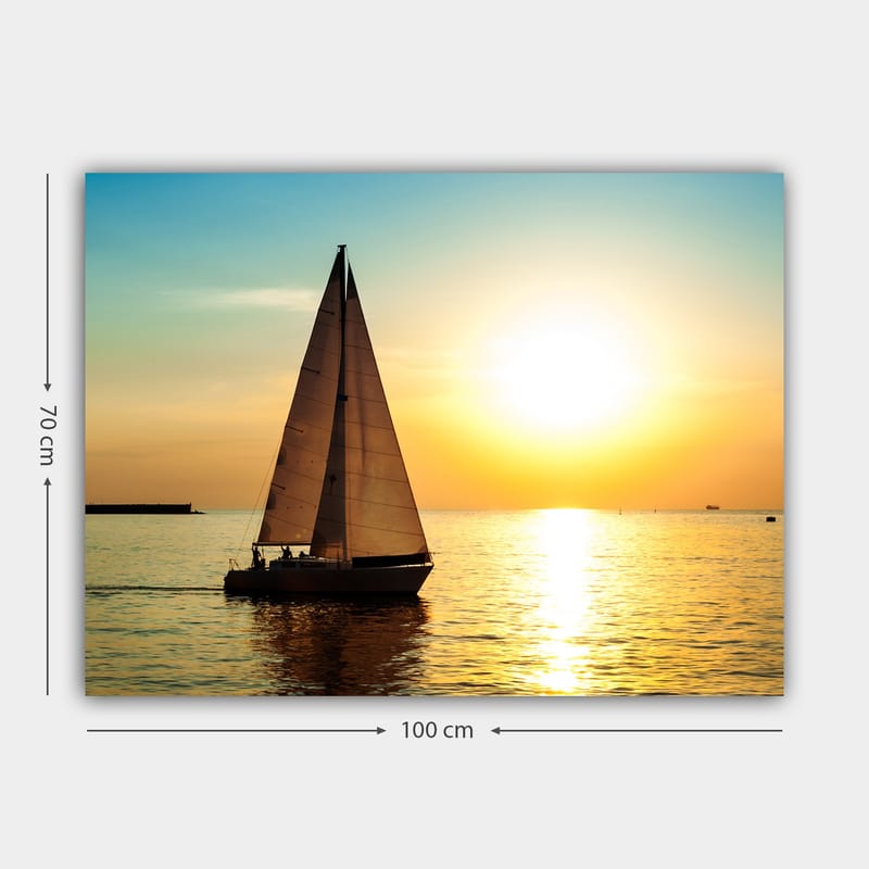 Lærred 70x100 cm - Sejlbåd glider hen over en spejlblank sø i solnedgangens gyldne lys - Guld / Blå / Hvid - Boligtilbehør - Billeder & kunst - Billeder på lærred