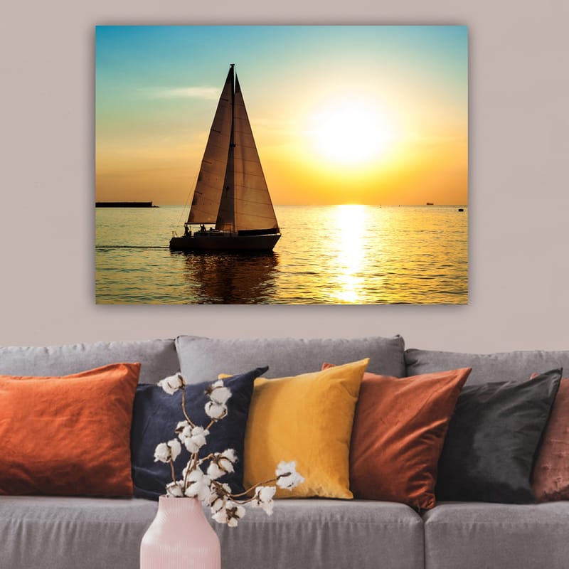 Lærred 70x100 cm - Sejlbåd glider hen over en spejlblank sø i solnedgangens gyldne lys - Guld / Blå / Hvid - Boligtilbehør - Billeder & kunst - Billeder på lærred