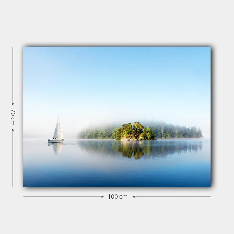 Lærred 70x100 cm - Sejlbåd glider hen over en spejlblank sø med en tåget ø i baggrunden - Blå / Grøn / Hvid - Boligtilbehør - Billeder & kunst - Billeder på lærred