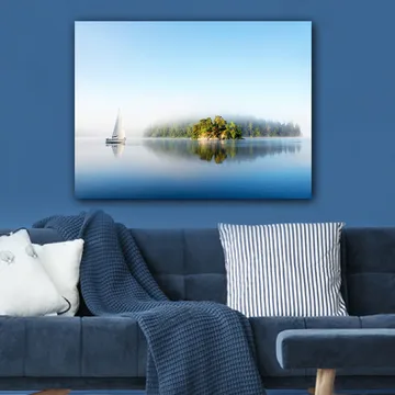 Lærred 70x100 cm - Sejlbåd glider hen over en spejlblank sø med en tåget ø i baggrunden - Blå / Grøn / Hvid - Boligtilbehør - Billeder & kunst - Billeder på lærred