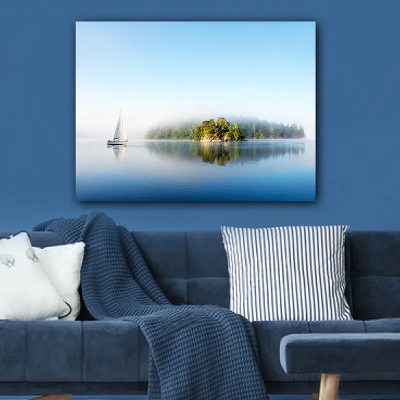 Lærred 70x100 cm - Sejlbåd glider hen over en spejlblank sø med en tåget ø i baggrunden - Blå / Grøn / Hvid - Boligtilbehør - Billeder & kunst - Billeder på lærred