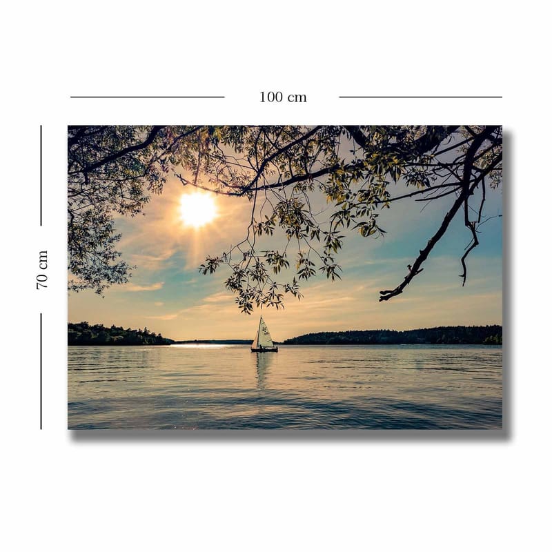 Lærred 70x100 cm - Sejlbåd glider hen over en spejlblank sø under en solrig himmel - Blå / Grøn / Gul - Boligtilbehør - Billeder & kunst - Billeder på lærred