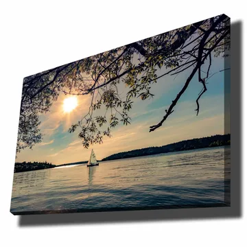 Lærred 70x100 cm - Sejlbåd glider hen over en spejlblank sø under en solrig himmel - Blå / Grøn / Gul - Boligtilbehør - Billeder & kunst - Billeder på lærred