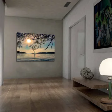 Lærred 70x100 cm - Sejlbåd glider hen over en spejlblank sø under en solrig himmel - Blå / Grøn / Gul - Boligtilbehør - Billeder & kunst - Billeder på lærred