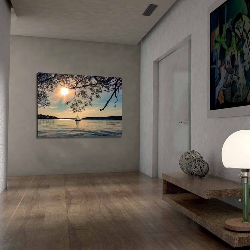 Lærred 70x100 cm - Sejlbåd glider hen over en spejlblank sø under en solrig himmel - Blå / Grøn / Gul - Boligtilbehør - Billeder & kunst - Billeder på lærred