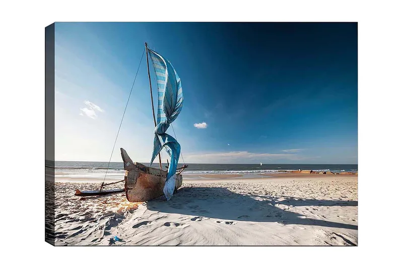 Lærred 70x100 cm - Sejlbåd med blå sejl på en strand, Blå / Beige / Brun