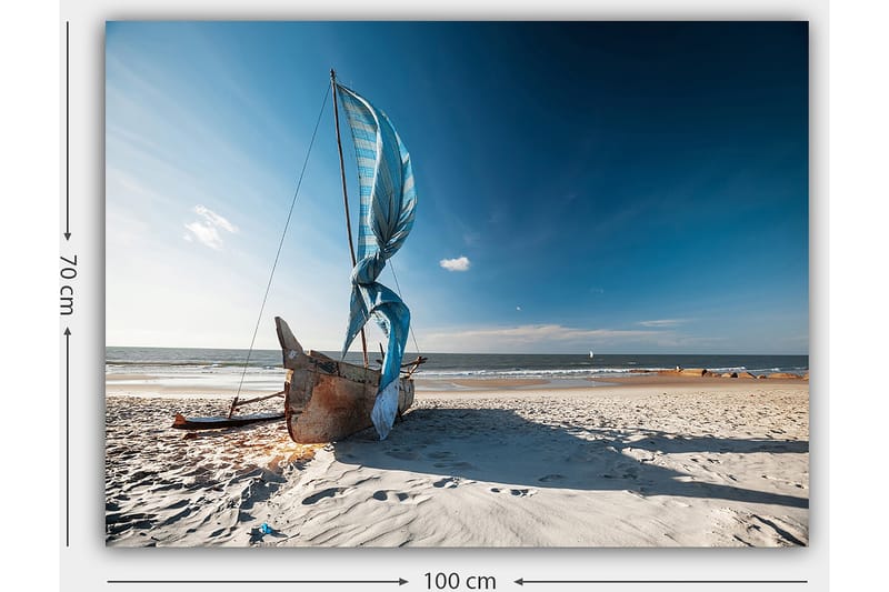 Lærred 70x100 cm - Sejlbåd med blå sejl på en strand - Blå / Beige / Brun - Boligtilbehør - Billeder & kunst - Billeder på lærred